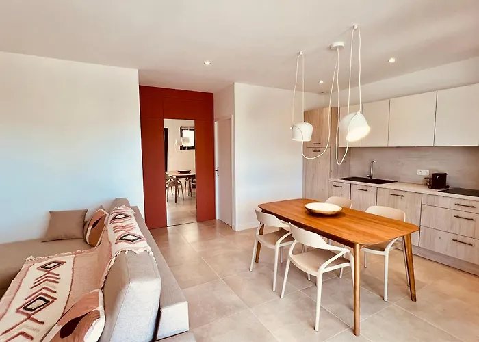 בית נופש Livia Piscine 500m *